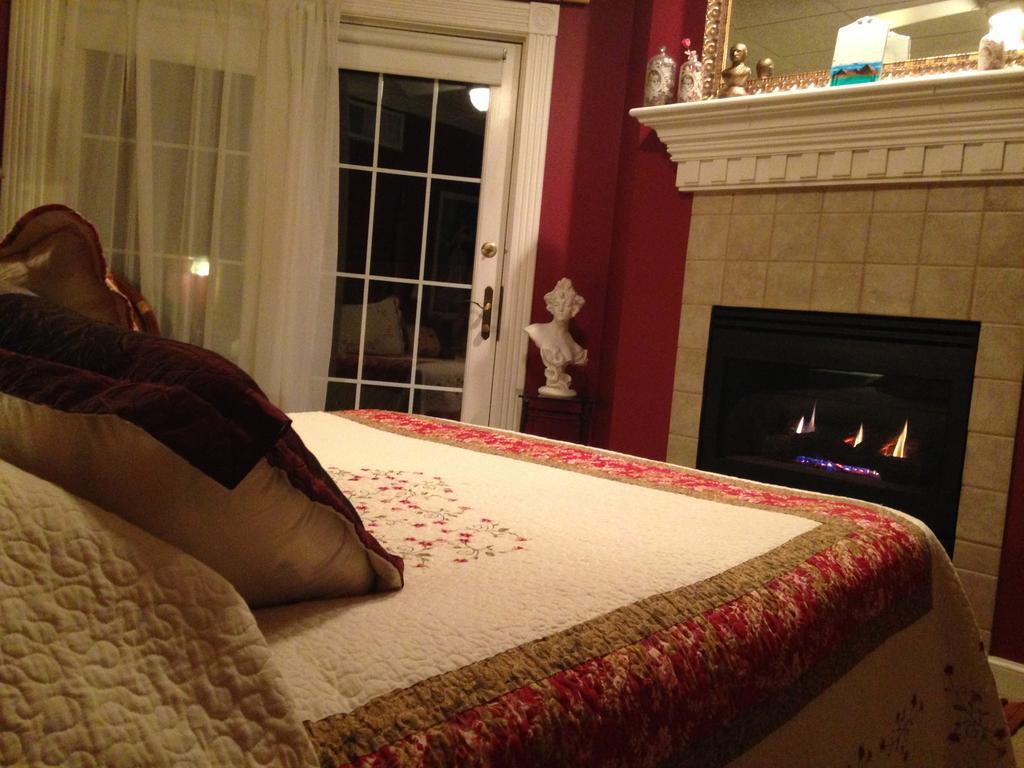 Queen Room with Hot Tub